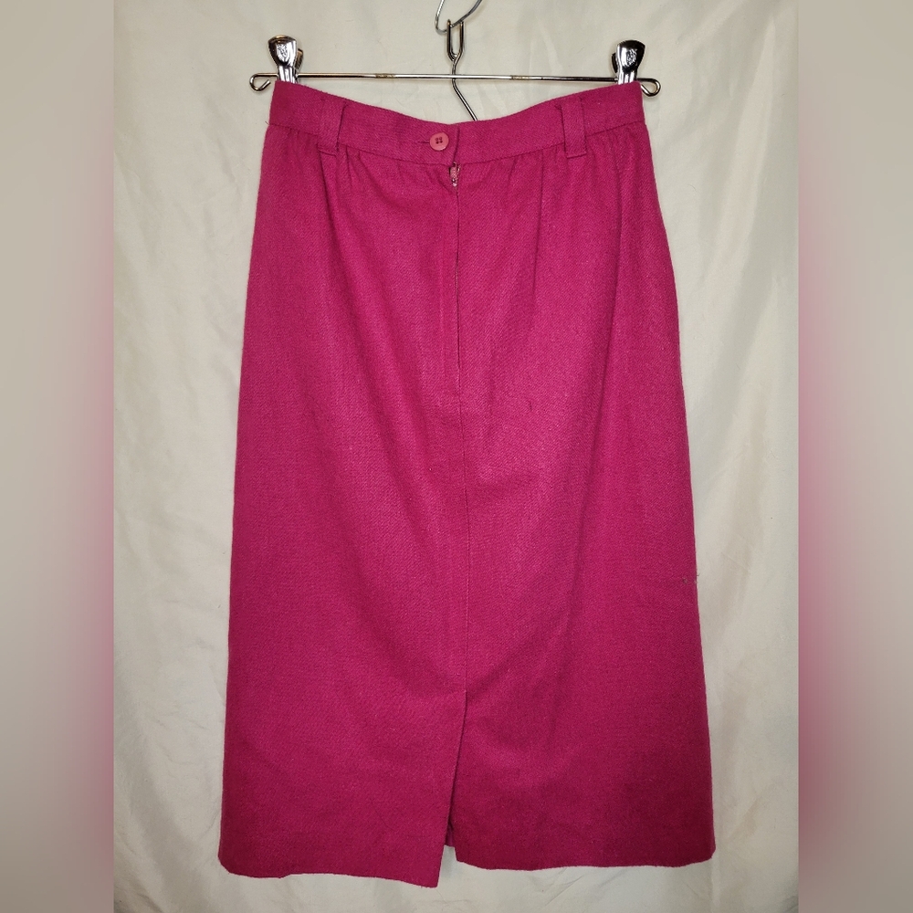 Elegant Pink Women's Skirt - Picture 3 of 3